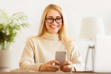 Mutlu Olgun Kadın Telefonda Metin Mesajı Okuyor, Evde Dinleniyorum