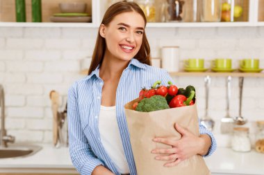 Diyet Kavramı. Sebzeli Alışveriş Poşeti Tutan Kadın, Mutfakta Ayakta