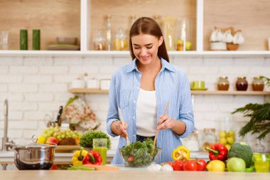 Sağlıklı Beslenme. Mutfakta Taze Salata Karıştırma Kadın, Yemek Yemeği