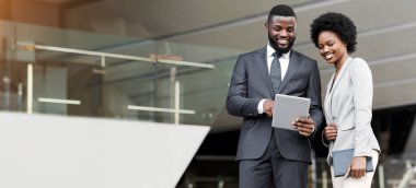 İki neşeli iş arkadaşları mola sırasında dijital tablet açık havada internet tarama