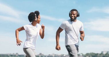 Jogging Konsepti. Şehirdeki Nehir Kıyısında Yürüyen Siyah Çift.