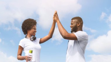 Birlikte kilo kaybeden çift. Fit Afro Man Ve Kadın Nehir yakınında sabah Jogging sonra Yüksek Beş veren. Panorama