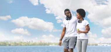 Neşeli Siyah Çift Sarılma ve Sabah Run sonra Nehir Kıyısında Yürüyüş. Panorama, Boş Alan