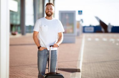 Yaz Tatili Konsepti. Gülümseyen uy havaalanı terminalinin yanında duruyor, yolculuğa hazır, ön manzara