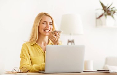 Sesli Mesaj bırakıyorum. Olgun Yönetici Sesini Kaydediyor, Ofiste Çalışıyor