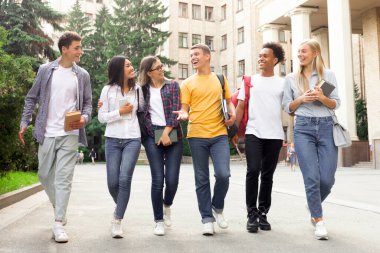 Öğrencilerin boş vakitleri, gençler sınavı geçti ve üniversite binasının dışında yürüdüler.