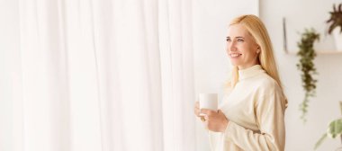 Sabah Kahvesi. Olgun Kadın Pencereden Bakıyor, Sıcak İçecek İçiyordu