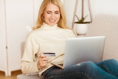 Online Ödeme. Kadın Laptop On Online Giyim Satın Alma, Evde Dinlenme