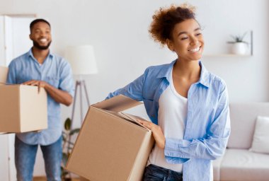 New Home 'a taşınıyorum. Mutlu Kara Eşler Paketli Kutuları Kendi Dairesine Taşıyor. Seçici Odaklanma