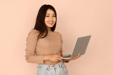 Dost, Şeftali Stüdyosu Özgeçmişi 'ne Bilgisayarlı Kız Öğrenci ve E-posta Gönderiliyor