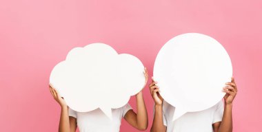 Çift boş konuşma kabarcıkları tutarak, pembe arka plan üzerinde yüzleri kapanış