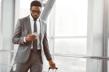 Havalimanı Terminalinde Yürüyen Akıllı Telefon Üzerine İşadamı Mesajlaşma, Boş Alan