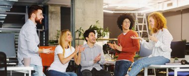 Grup çok ırklı iş insanları modern işyerinde mutlu eylem ile takımın yeni üye alkışlamak, Panorama