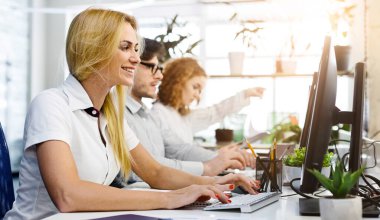 Ofiste bilgisayarlarda çalışan Casual iş ekibi. Çalışma süreci, Panorama, boş alan