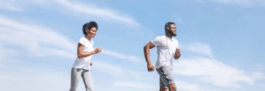 Genç Afro-Amerikan Çift Sabah Nehir yakınında Jogging. Panorama, Metin için Boş Alan