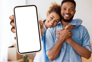 Ev sahibiyim. Gülümseyen Afro Eşler, taşındıktan sonra Yeni Ev 'de Kameraya Kucaklama Anahtarı Gösteriyor. Seçici Odaklanma