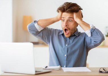 Hayır, hayır. Sinirli adam evde el ele tutuşarak dizüstü bakıyor. Kopyalama alanı