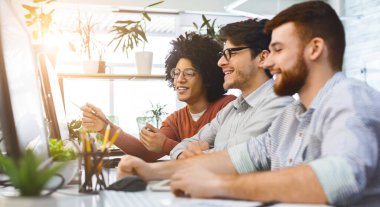 Veri kodu geliştiren, modern ofiste birlikte çalışan genç programcılar grubu, boş alanlı panorama