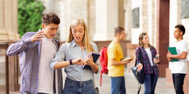 Üniversite kampüsündeki şok olmuş öğrenciler saatlere bakıyorlar, derslere geç kalıyorlar, fotokopi çekiyorlar.