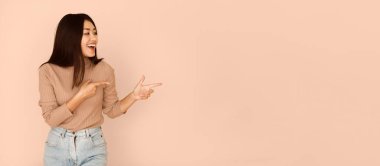 Neşeli Kız Şeftali Studio Arka Plan, Panorama Üzerinde Parmakları ile Boş Alan Gösteren