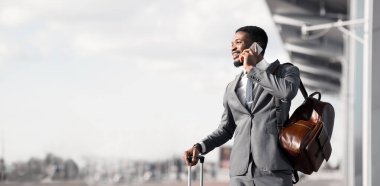 İş Konuşması. Afrikalı Adam Havaalanında Telefonda Konuşuyor ve Taksi Bekliyor