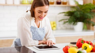 Modern Mutfak, Panorama 'da Vegan Yemekleri Pişirmek İçin Tablet Kullanan Genç Kadın