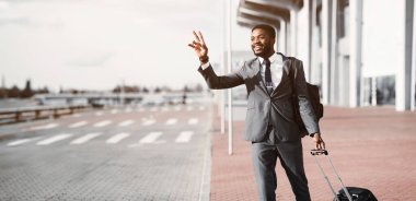 Taksiye bin. Afro İş Adamı Havaalanında İş Gezisinden Geldikten Sonra Taksi Arıyor