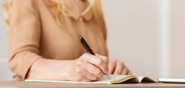 Yazar Yeni Kitap için Fikirlerini Yazıyor, Elimize Odaklanıyor, Kapatıyoruz