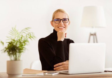 Olgun Kadın Psikolog Uzaktan Laptop On Çalışma, Danışmanlık Müşteriler Online