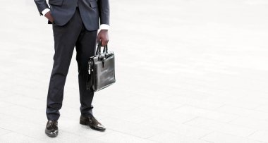 İş Kariyeri Konsepti. Kentte Evrak Çantası Bekleyen Tanımlanamayan Siyah İş Adamı. Boşluğu Kopyala, Kırpılmış