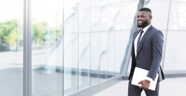 Dijital Tabletle Şehir Alanında Yürüyen Başarılı Siyah İş Adamı İşe Gidiyor. İş adamları ve yaşam tarzı. Boş Alan