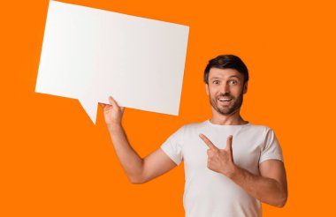 Bir adam boş bir konuşma balonu tutar ve parlak turuncu bir arka planda duran geniş bir gülümsemeyle ona işaret eder..