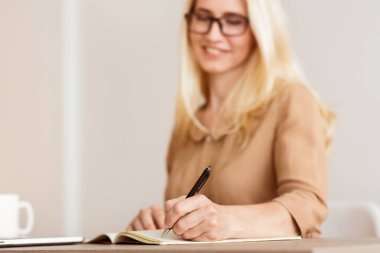 Olgun Bağımsız Yazıcı Not Defterine Planlar Yazıyor, Elle Odaklanıyor