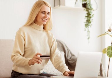 Mutlu Kadın Dizüstü Bilgisayar, Boş Alan kullanarak evde online alışveriş yapıyor
