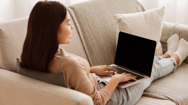 Online Uzaktan İş. Boş Ekranile Laptop'ta Öğrenci Kız Yazma, Boşluk Kopyalama
