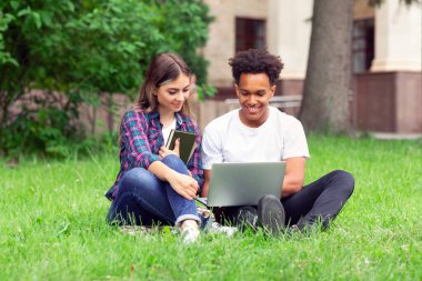 E-öğrenme kavramı. Kampüste sınavlara hazırlanan cihazlarile farklı öğrenciler, kopya alanı