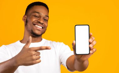 Afrikalı Amerikalı Adam Cep Telefonu Ekran Ekranı Sarı Stüdyo Arkaplanı Üzerine Gülümseyen Kamera Uygulaması Tavsiye Ediyor. Model