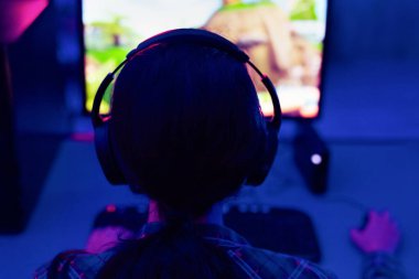 Tanımlanamayan Oyuncu ya da Parlak Kadın Video Oyunlarında Arkadaşlarıyla Oynuyor