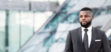 Ciddi bir Afrikalı işadamı, kapalı alandaki fotokopi mekânında duruyor. İş Kariyeri Konsepti