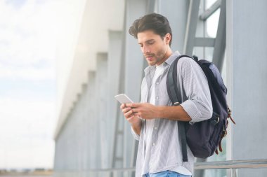 Çevrimiçi Kontrol. Havaalanı Terminalinde Sırt çantalı Milenyum Erkeğinin Portresi, Uçuş için Kayıt, Uzayı Kopyala