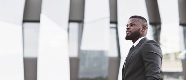 Genç Siyahi İş Adamı Kenar Mahallede Duruyor. İş hayatına başlıyorum. Metin için Boş Alan