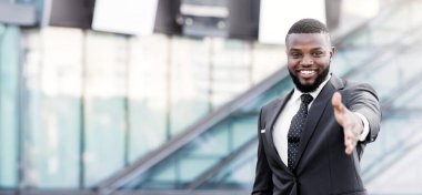 İş Ağı. Başarılı Afro İşadamı Kentsel Alanda El Sıkışma Tebrik Için El Germe. Kopya Alanı, Sığ Derinlik.