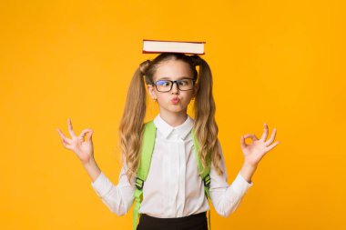 Okul Konseptine geri dönelim. Sevimli Nerdy Schoolgirl Sarı Stüdyo Arka Plan On Head On Kitap ile Meditasyon. Boş Alan
