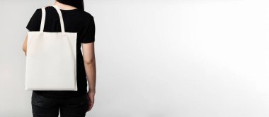 Plastiğe hayır de. Tanınmayan Esmer Kız Beyaz Stüdyo Arka Plan On Eco Bag Holding. Geri Görünüm, Kırpılmış, Boş Alan