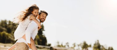 Mutlu baba kızını sırtında taşıyor, birlikte dışarı çıkıyor.