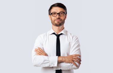 İş adamı el ele tutuşup stüdyodaki beyaz arkaplana bakıyor. İzole edilmiş, Boş Alan