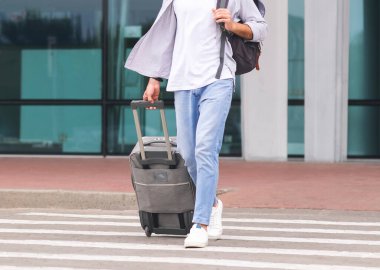 Mutlu bin yıllık adam yeni hedef zevk, havaalanı binası, boş alan dışarı gidiyor