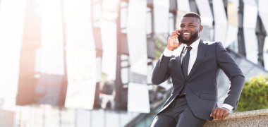 İş görüşmeleri. Genç girişimci, tatilde şehir dışında telefonla konuşuyordu. Boş Alan