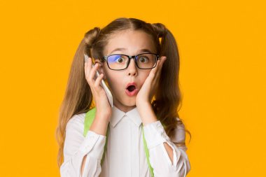 Omg, Cep Telefonu Bağımlılığı. Şok Küçük Okul Kız Sarı Stüdyo Arka Plan Kulak Smartphone Holding. Boş Alan