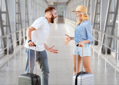 Havaalanı terminalinde tartışan çift, evde bazı şeyleri unuttu, yan görünüm